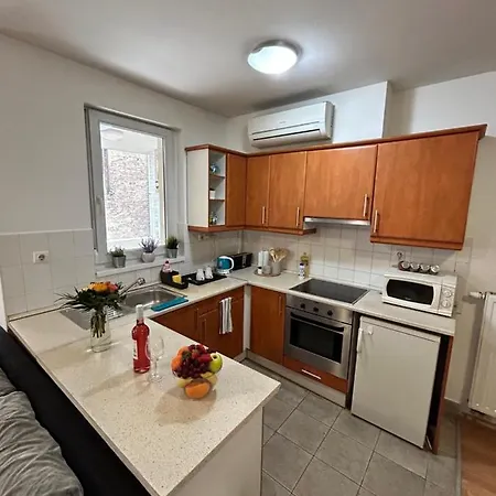 Danube Dwelling Akacfa 26 - Private Indoor Garage Apartment *