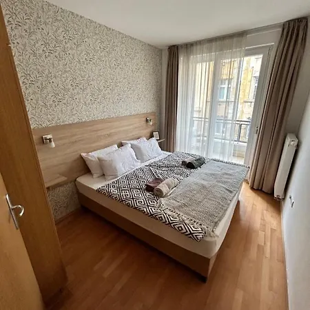 Danube Dwelling Akacfa 26 - Private Indoor Garage Apartment
